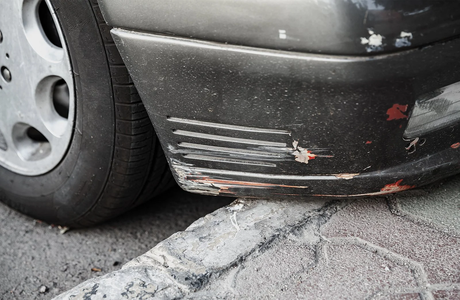 Professionelle Unfallreparatur bei Carrosserie Spritzwerk Marty Wangen – Karosseriefachmann bearbeitet Fahrzeugschaden in der Werkstatt