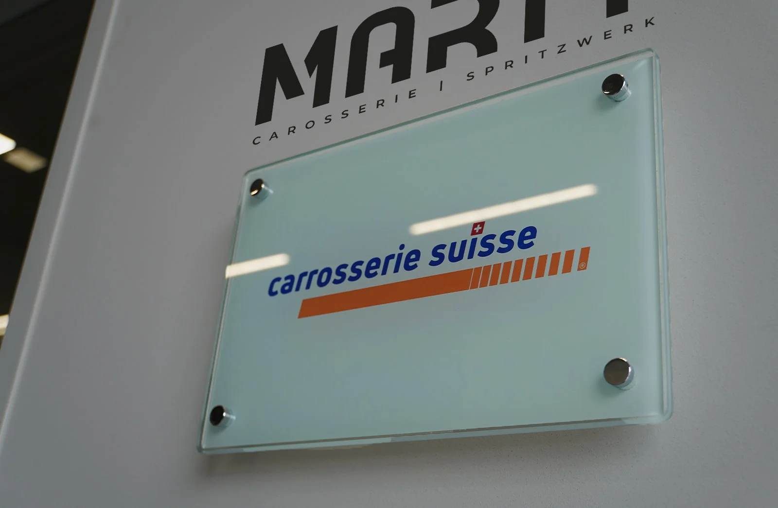 Präzise Karosseriearbeit bei Carrosserie Spritzwerk Marty Wangen SZ – Detailaufnahme einer hochwertigen Fahrzeuglackierung