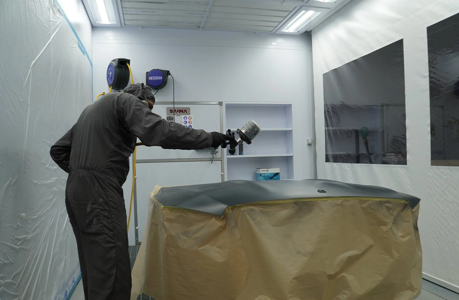 5 Jahre Garantie auf Karosserie- und Lackarbeiten bei Carrosserie Spritzwerk Marty Wangen – Qualitätskontrolle am fertigen Fahrzeug