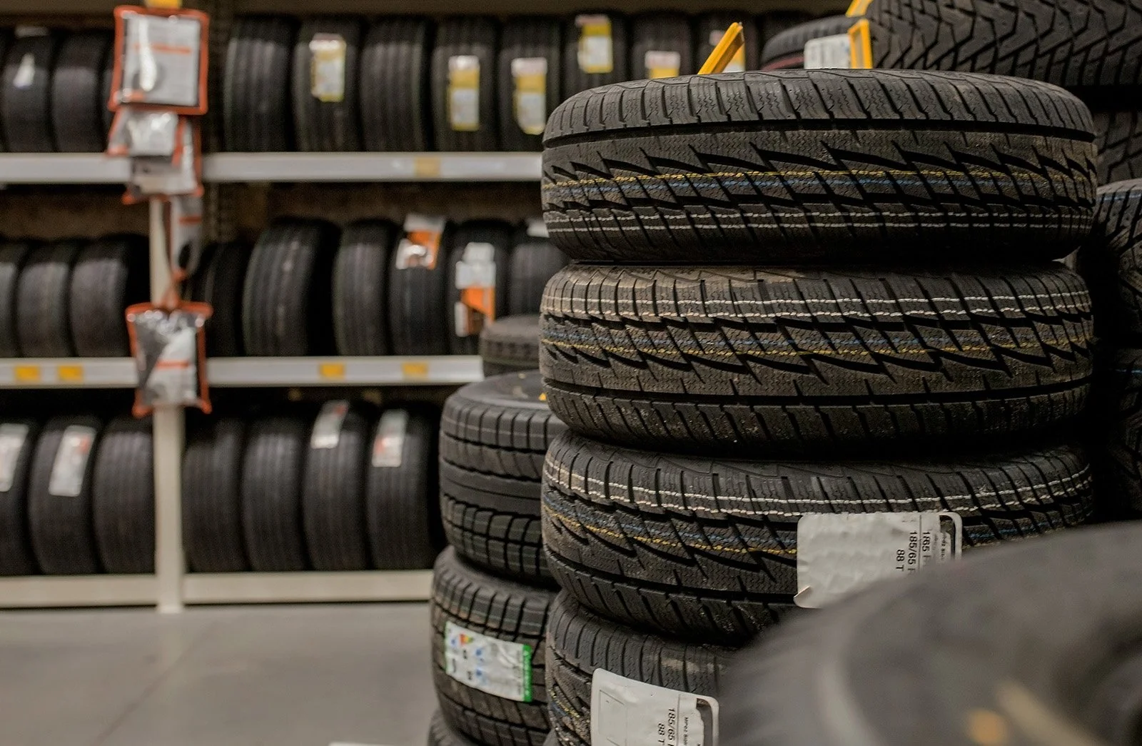 Kompletträder-Wechsel bei Carrosserie Spritzwerk Marty Wangen – Fachmann montiert Winterräder für Kunden aus der Region Obersee
