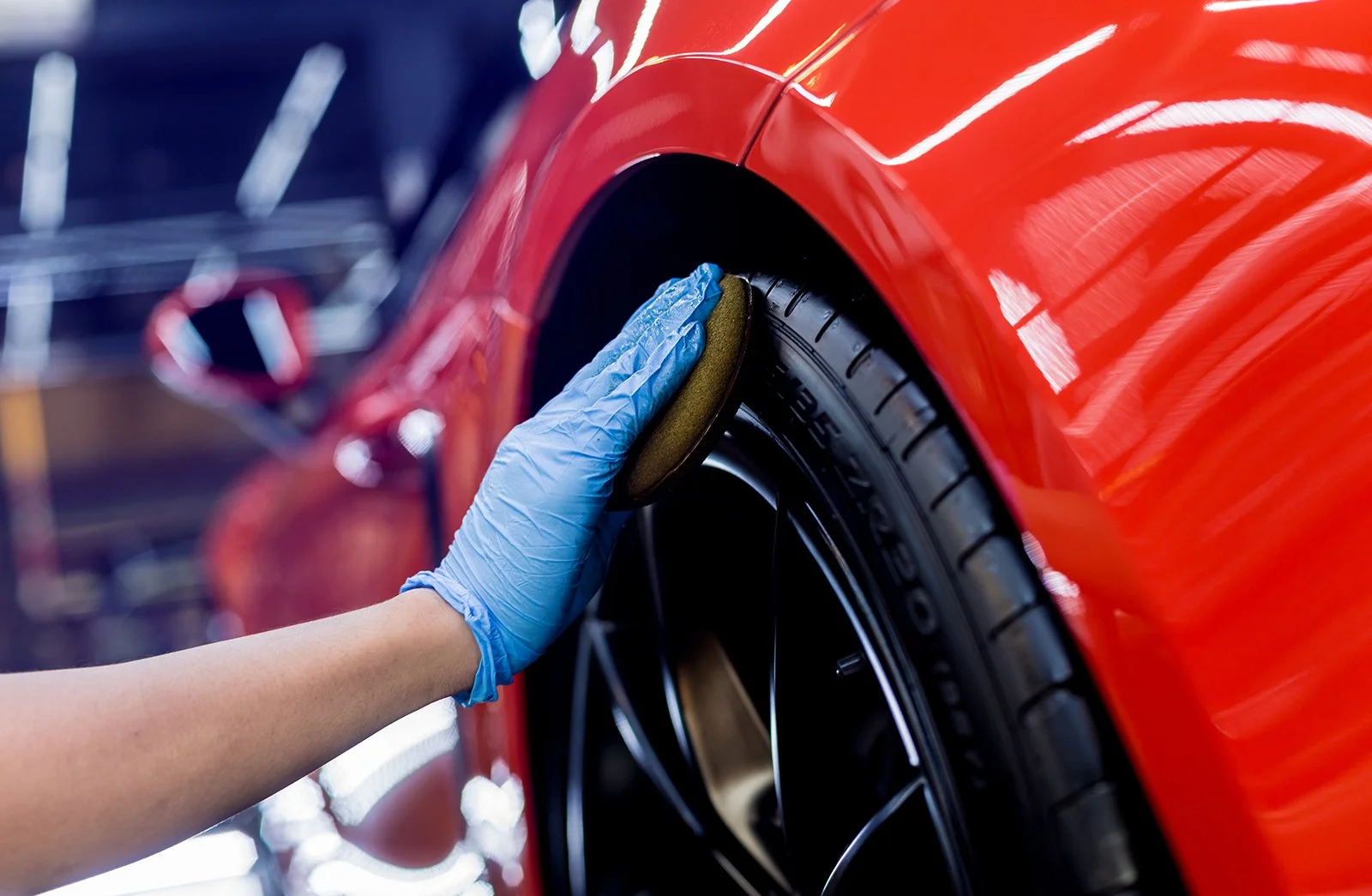 Felgenreparatur und Kratzerbeseitigung bei Carrosserie Spritzwerk Marty Wangen SZ – Bordsteinschaden an Alufelge wird professionell behoben